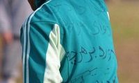 جمله خنده‌داری که خداداد پشت لباسش نوشت