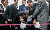 عکس: تلاش احمدی نژاد برای سکوت دختر