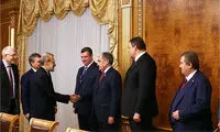 صف مقامات روس برای دست دادن با لاریجانی