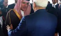 عادل الجبیر، ظریف را در آغوش کشید