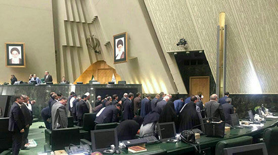 اقامه نماز در صحن مجلس حین عملیات تروریستی