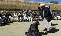 شلاق زدن یک زن به اتهام زنا +عکس