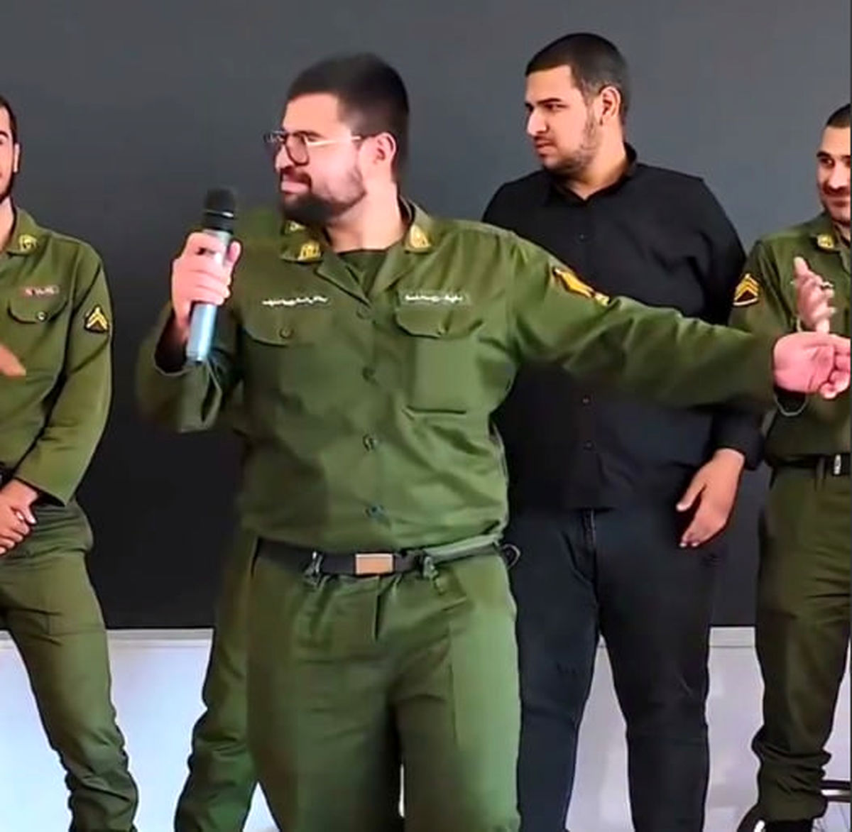 کلیپ دیدنی از رقص پرانرژی سربازان در یک جشن