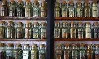 چگونه بفهمیم ادویه ها و سبزیجات خشک قدیمی شده اند؟