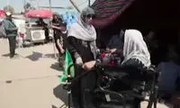 ایستادن زن قطع نخاعی مقابل حرم امام حسین(ع)