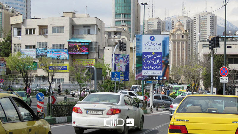 نوشته جالب روی شیشه یک مغازه در تهران جلب توجه کرد 