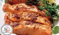سالمونِ کبابی شده در کنار سبزیجات؛ یک وعده غذای سالم