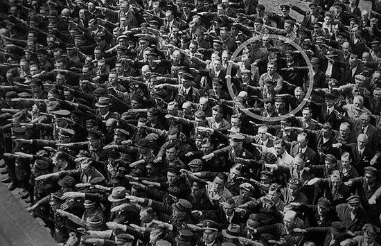 مردی که دستش را برای احترام به هیتلر بلند نکرد!