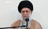 فیلم دیده‌نشده‌ از حضور رهبر انقلاب با گان پزشکی در اتاق عمل 