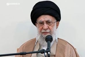 فیلم دیده‌نشده‌ از حضور رهبر انقلاب با گان پزشکی در اتاق عمل 