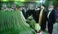 تصاویری از حضور رئیسی و وزرا در حرم امام