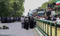 ادای احترام یک سرباز به شهدای حادثه تروریستی