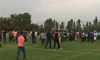 هجوم هواداران به زمین و فرار استقلالی ها