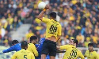 حمله استقلالی‌ها به داور بازی با فولاد