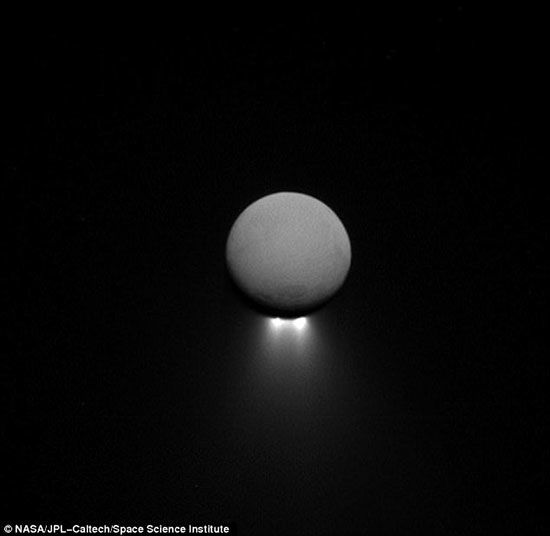 فوران آب از جنوب قمر زحل