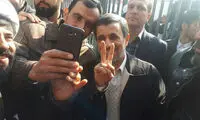 سلفی با احمدی‎نژاد در راهپیمایی ۲۲ بهمن