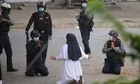 راهبه‌ای که مقابل پلیس ضدشورش میانمار زانو زد