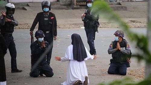 راهبه‌ای که مقابل پلیس ضدشورش میانمار زانو زد