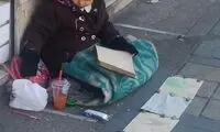 دستفروشی متفاوت و تلخ یک کودک کنار خیابان