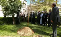 عکس: کاشت نهال توسط رهبر انقلاب