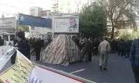بست‌نشینیِ ایثارگران مقابل بنیاد شهید