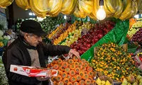 برخی از مردم دیگر توان خرید میوه را ندارند