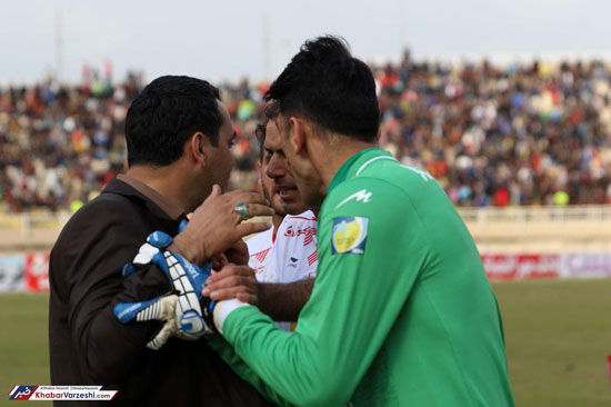 حمله هواداران استقلال به داور پرسپولیس - فولاد