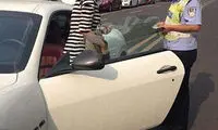 بی‌اعتنایی عجیب یک دختر به قوانین +عکس