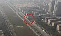 ساختمانی در وسط اتوبان! +عکس