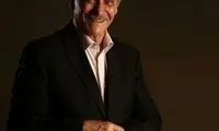 سیامک اطلسی همین بود که در عکس می‌بینید
