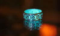 جواهراتِ درخشان جادویی در نور کم