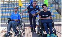 سرپرست استقلال در کنار ۲ هوادار ویژه این تیم