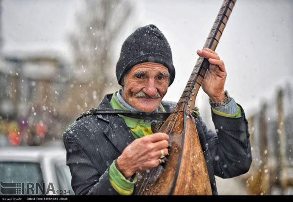 پیرمرد نوازنده در هوای برفی زنجان