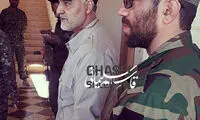 سردار سلیمانی در کنار شهید مدافع حرم