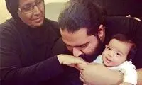 عکس: بوسه رضا صادقی بر دستان مادرش
