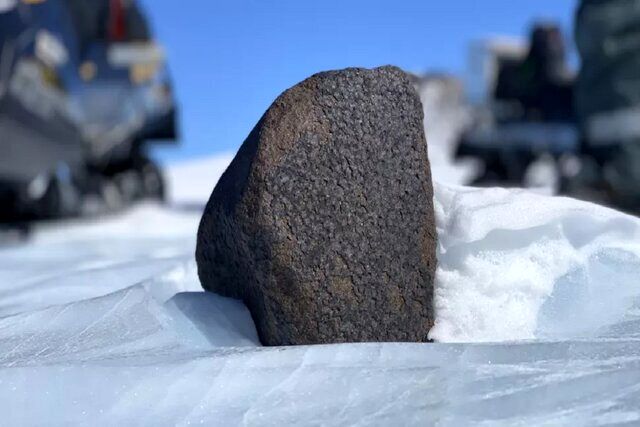 کشف یک شهاب سنگ بزرگ در قطب جنوب