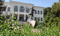 عکسی از میدان ونک که دست به دست می‌شود