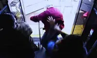 لحظه وحشیانه هُل دادن یک زن از اتوبوس به بیرون!