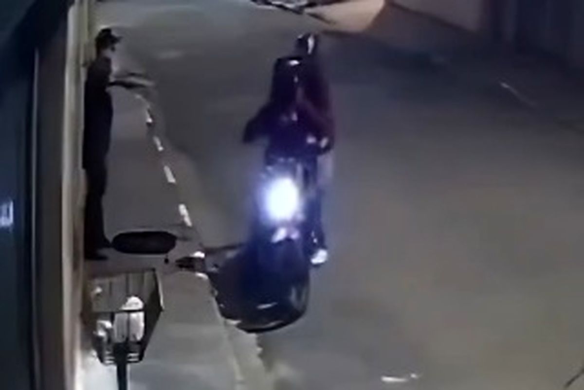 لحظه غافلگیر شدن زورگیرهای مسلح توسط شهروند عادی