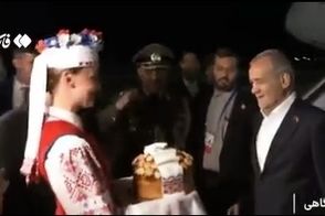 استقبال دو زن بلاروسی از پزشکیان در هنگام ورود به مینسک