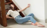 حرکت دور از انتظار دختر جوان برای نجات موبایلش