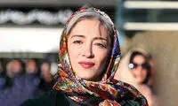 چرا این زنِ ساده پوش سینما، همیشه موهای سفید دارد