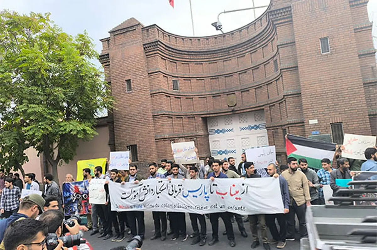 شعار متفاوت در تجمع مقابل سفارت فرانسه در تهران