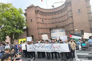 شعار عجیب در تجمع مقابل سفارت فرانسه در تهران