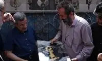 بوسه یک شهروند بر صورت احمدی‌نژاد در مراسم روز عاشورا