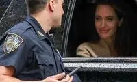 عکس سلفى ستاره زن سینما با پلیس در خیابان 