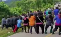 مردم با دست خالی خودروی سقوط کرده را بیرون کشیدند!