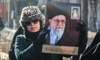 لباس متفاوت یک زن در راهپیمایی حمایت از رهبری