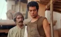 قابی دیده‌نشده از بهروز وثوقی با عبا و عرقچین در تئاتر مدرسه