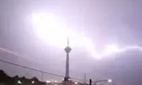 لحظه شگفت‌انگیز رعد و برق در آسمان تهران